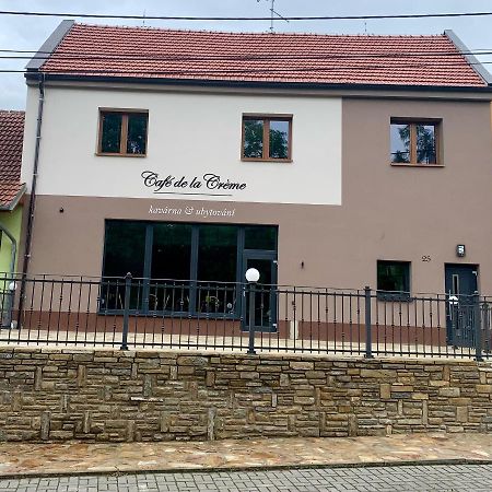 Cafe De La Creme Hotel Kuzelov Екстериор снимка
