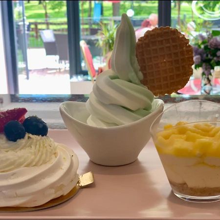 Cafe De La Creme Hotel Kuzelov Екстериор снимка