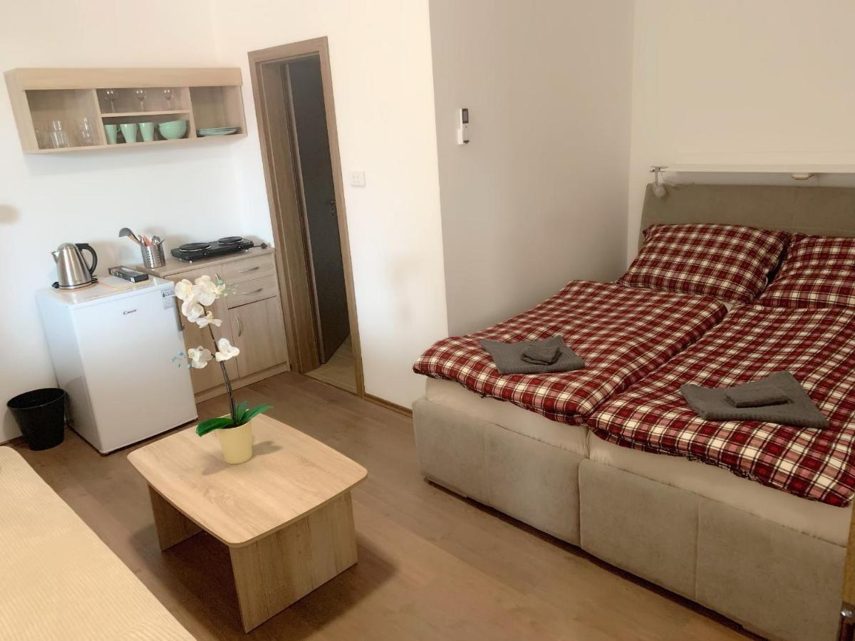 Cafe De La Creme Hotel Kuzelov Екстериор снимка