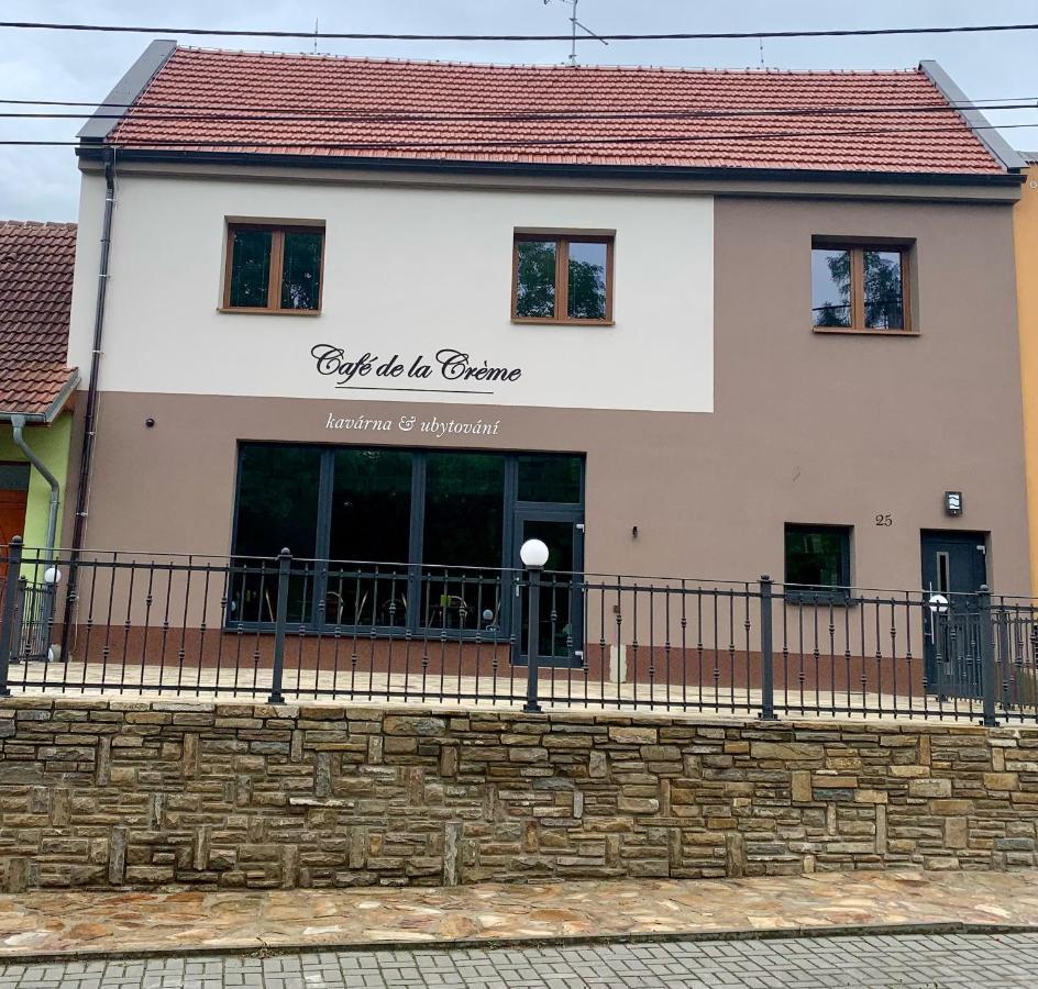 Cafe De La Creme Hotel Kuzelov Екстериор снимка
