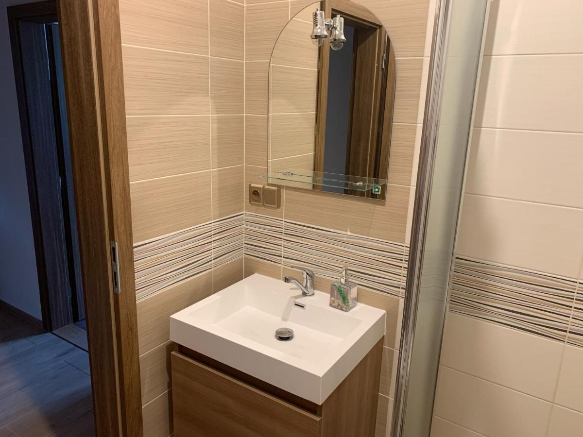 Cafe De La Creme Hotel Kuzelov Екстериор снимка