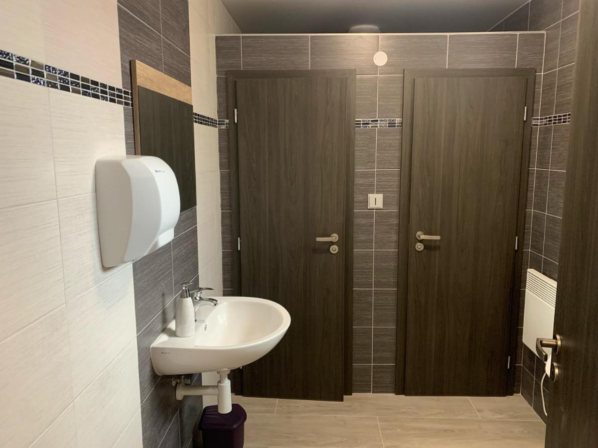 Cafe De La Creme Hotel Kuzelov Екстериор снимка