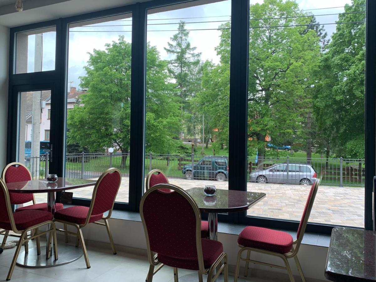 Cafe De La Creme Hotel Kuzelov Екстериор снимка