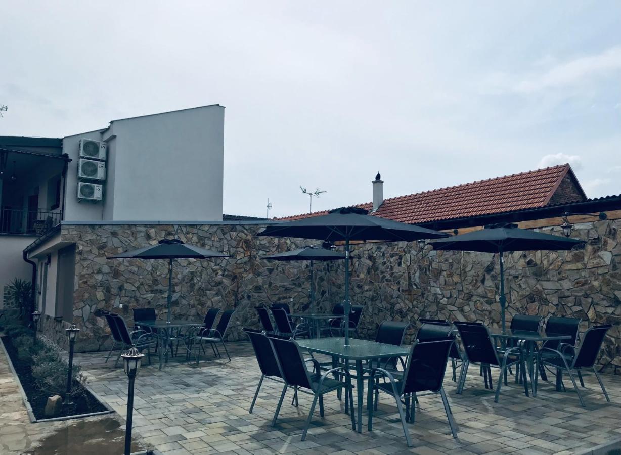 Cafe De La Creme Hotel Kuzelov Екстериор снимка