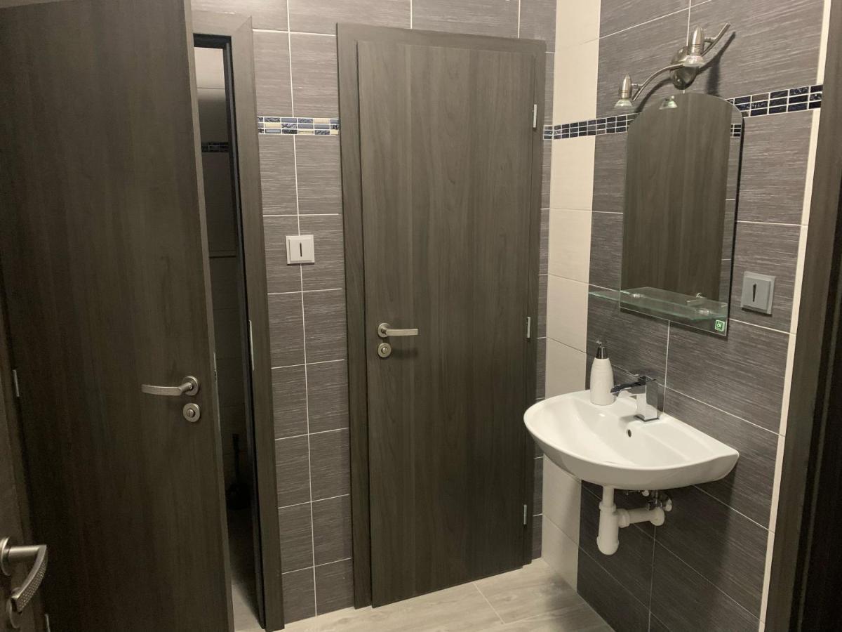 Cafe De La Creme Hotel Kuzelov Екстериор снимка