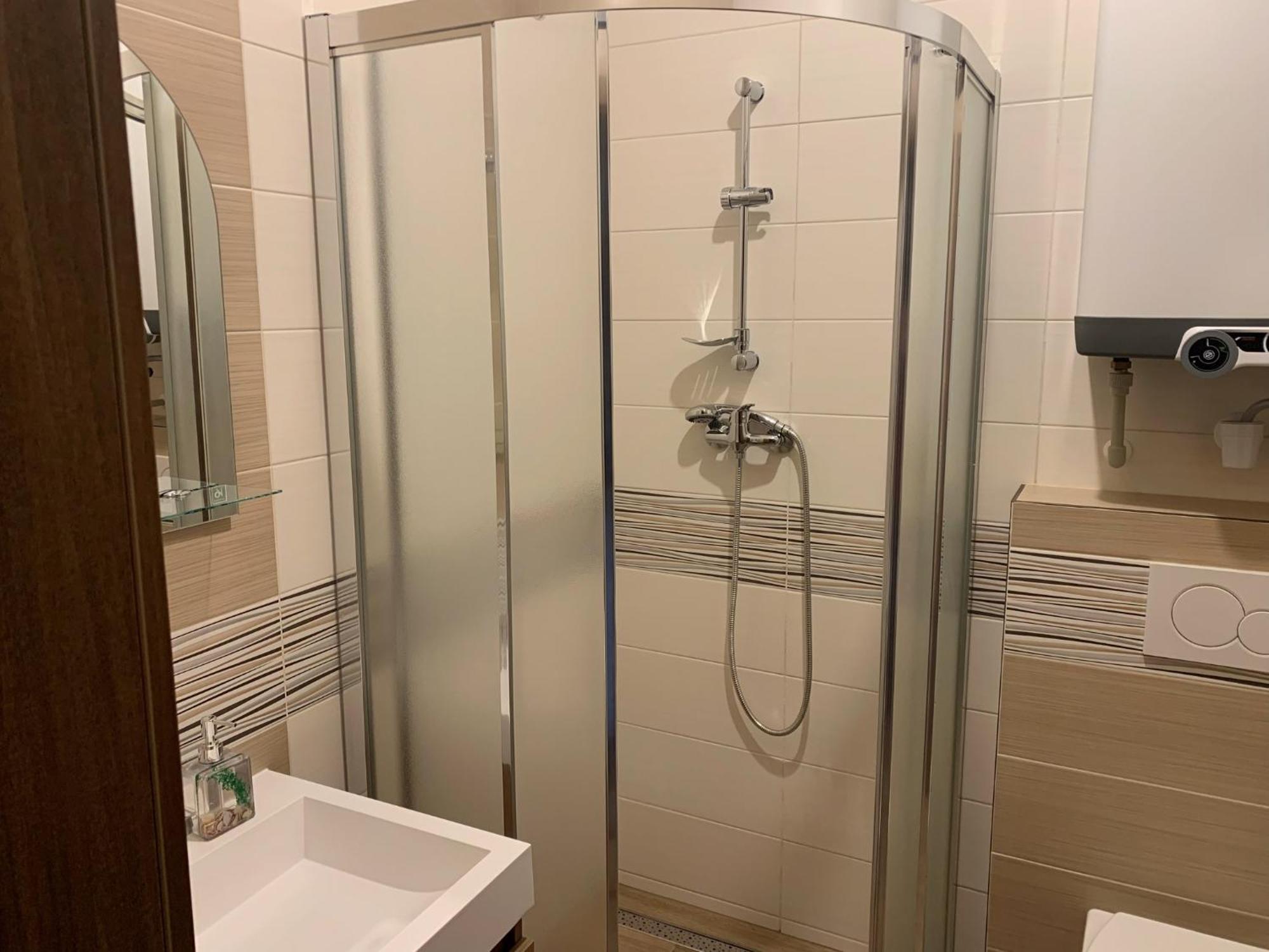 Cafe De La Creme Hotel Kuzelov Екстериор снимка