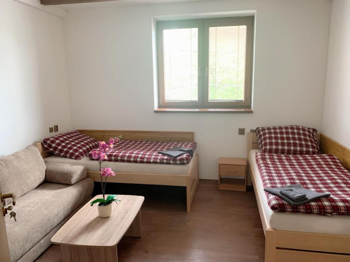 Cafe De La Creme Hotel Kuzelov Екстериор снимка