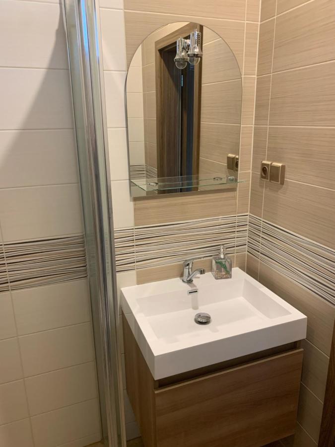 Cafe De La Creme Hotel Kuzelov Екстериор снимка