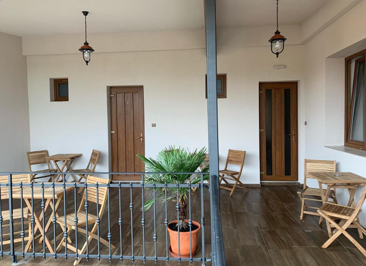 Cafe De La Creme Hotel Kuzelov Екстериор снимка
