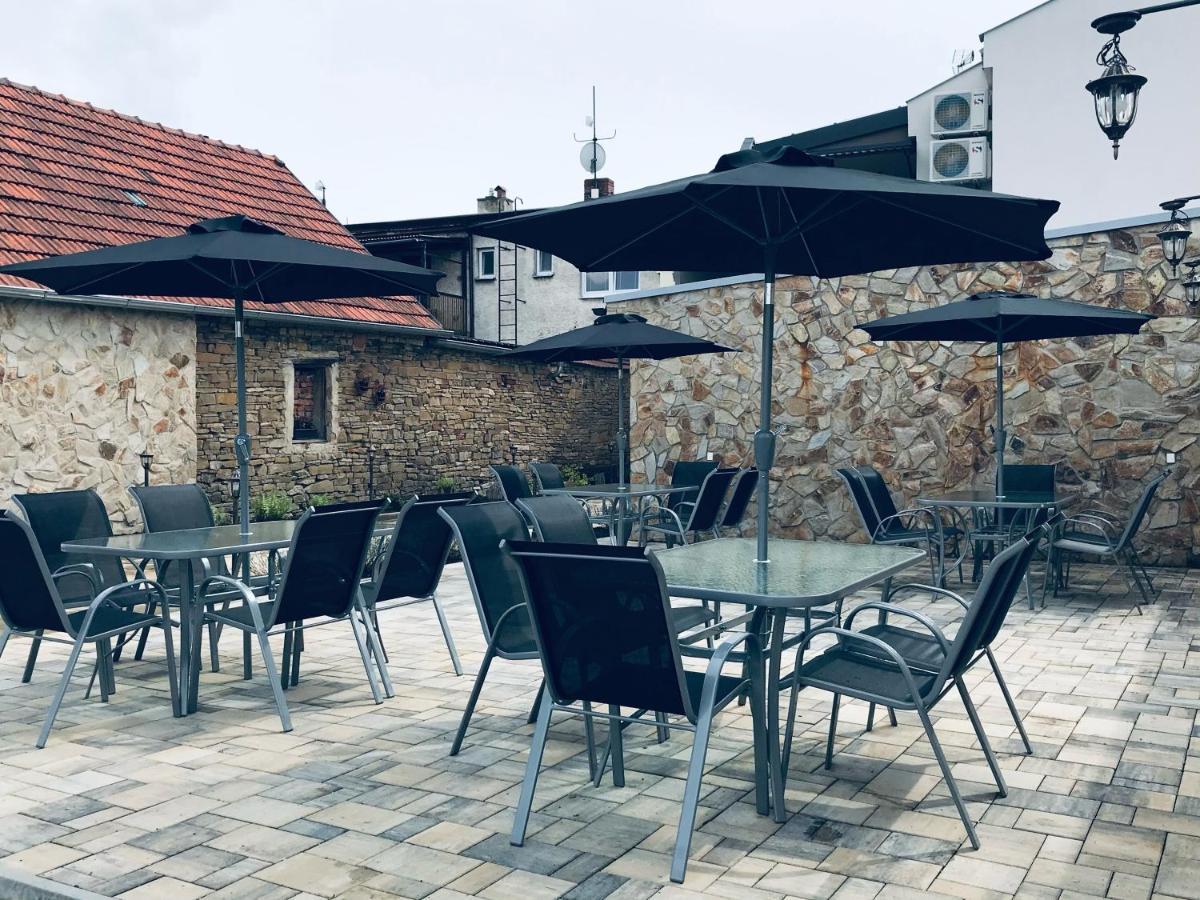 Cafe De La Creme Hotel Kuzelov Екстериор снимка