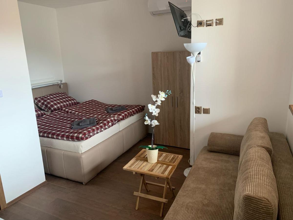 Cafe De La Creme Hotel Kuzelov Екстериор снимка