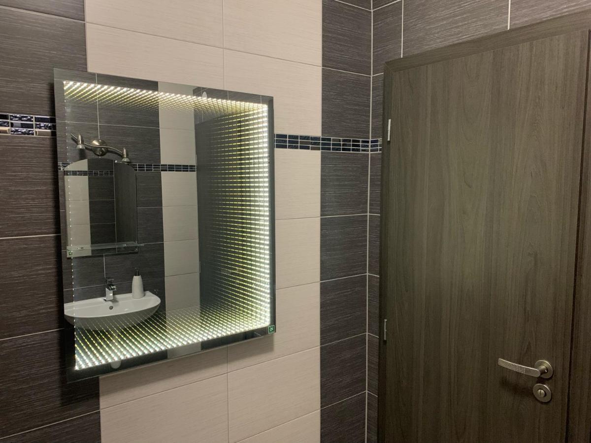 Cafe De La Creme Hotel Kuzelov Екстериор снимка