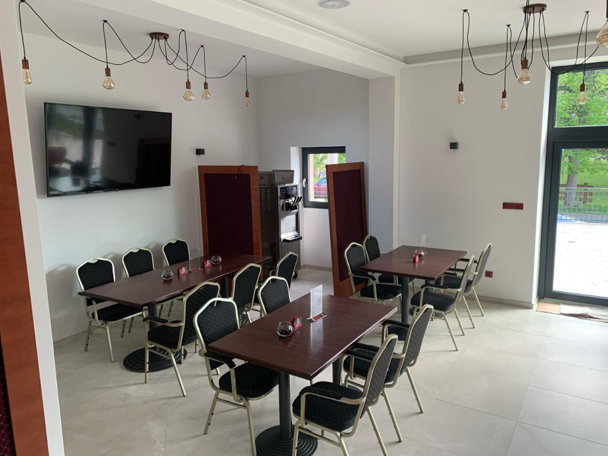 Cafe De La Creme Hotel Kuzelov Екстериор снимка