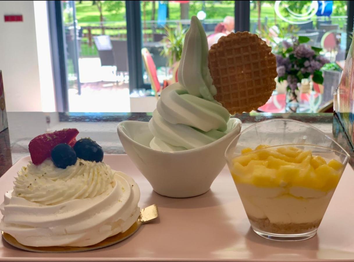 Cafe De La Creme Hotel Kuzelov Екстериор снимка