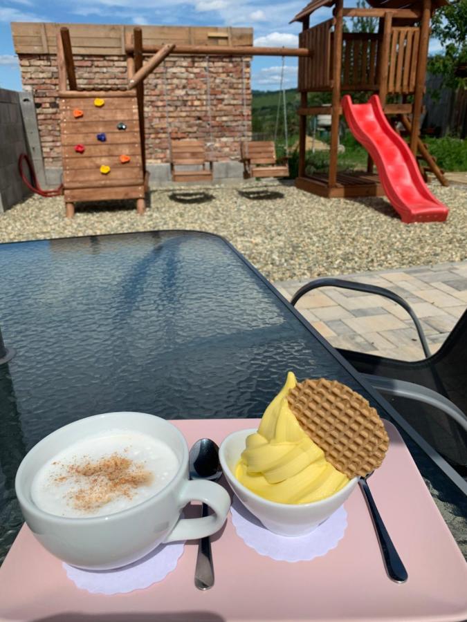 Cafe De La Creme Hotel Kuzelov Екстериор снимка